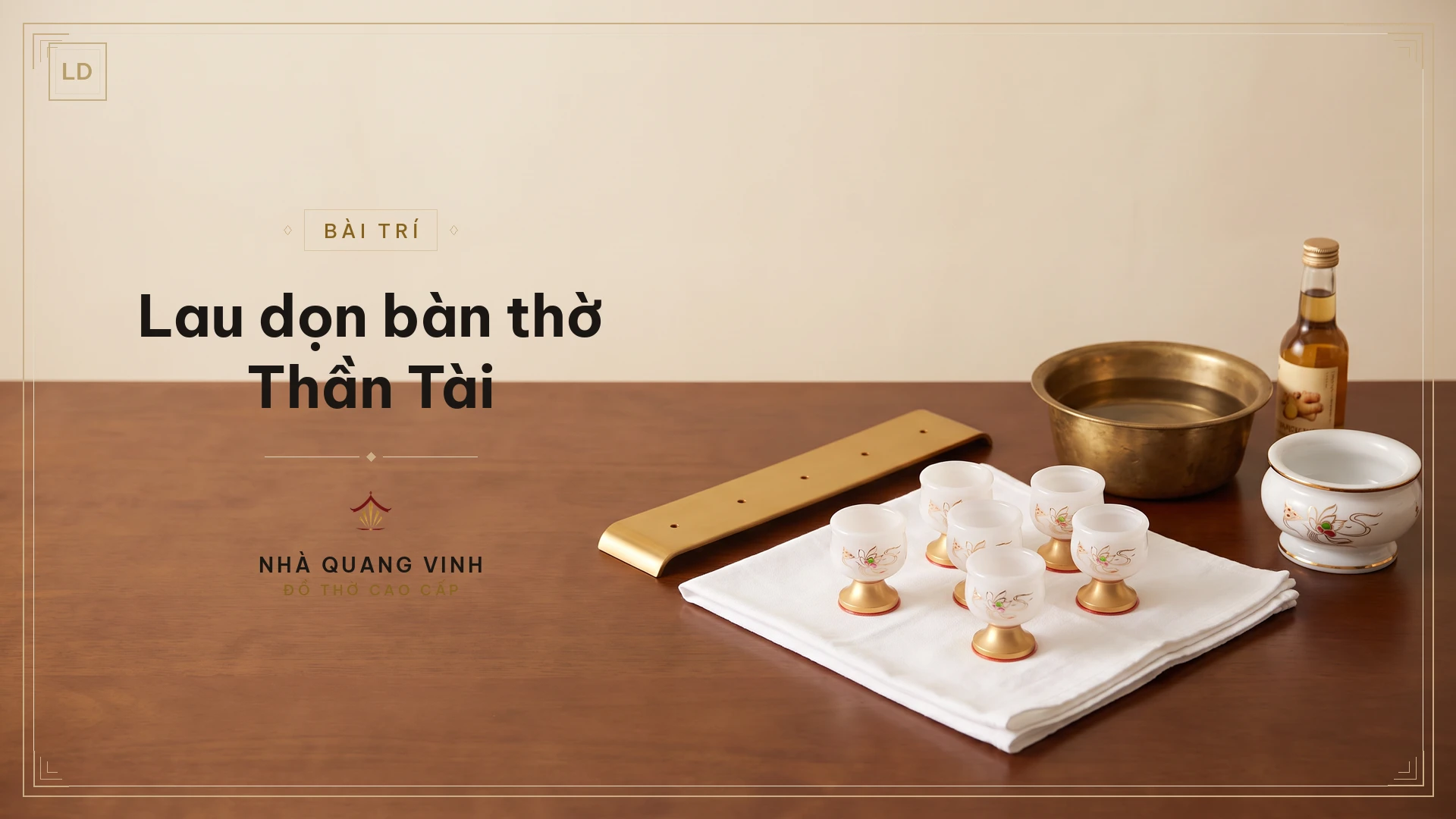 Lau dọn bàn thờ Thần Tài