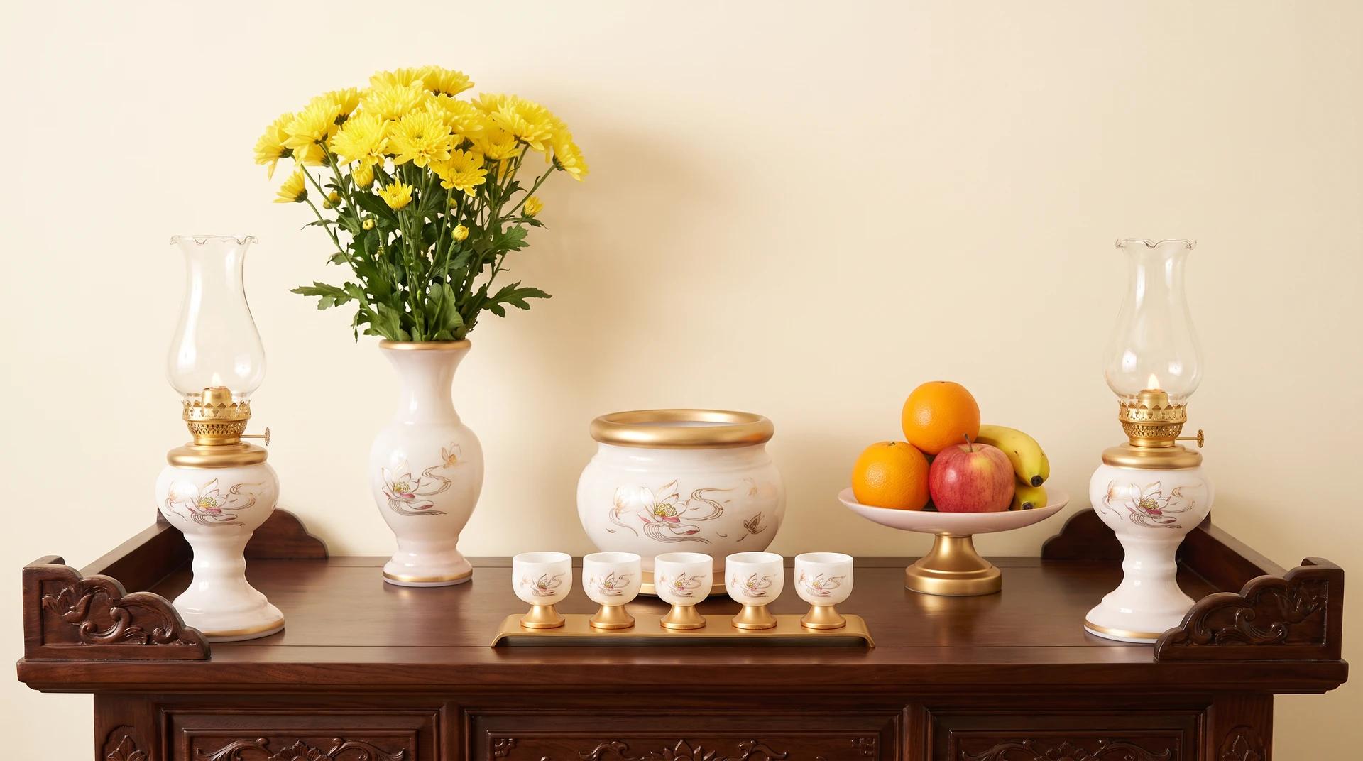 Bàn thờ gia tiên bày cân đối: bát hương ở giữa, đôi đèn hai bên, lọ hoa một bên và đĩa quả bên kia, kỷ chén ở phía trước