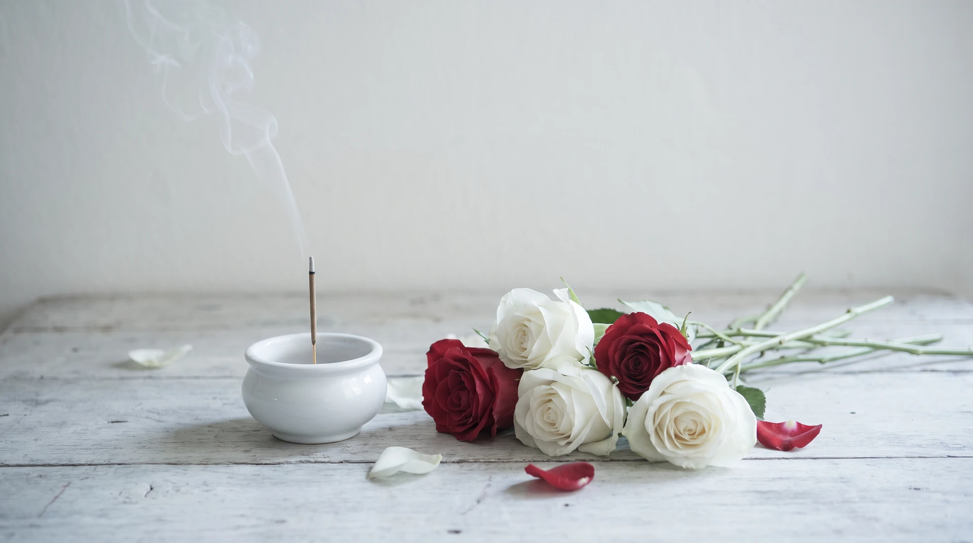 Hoa hồng trắng và hoa hồng đỏ đặt cạnh nén nhang, ngày Vu Lan